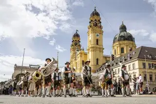 Trachten- und Schützenzug Trachten- und Schützenzug