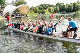 Drachenboot mit Sportreferent Florian Kraus, Stadtrat David Süß und Marion Schöne, Geschäftsführerin des Olympiaparks Drachenboot mit Sportreferent Florian Kraus, Stadtrat David Süß und Marion Schöne, Geschäftsführerin des Olympiaparks