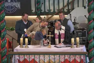 Taufe beim Wiesngottesdienst