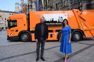 Münchens Oberbürgermeister Dieter Reiter und Referentin Kristina Frank vor einem AWM-Fahrzeug Münchens Oberbürgermeister Dieter Reiter und Referentin Kristina Frank vor einem AWM-Fahrzeug