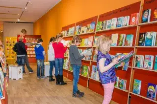 Kinder beim Lesen in der Münchner Bücherschau junior