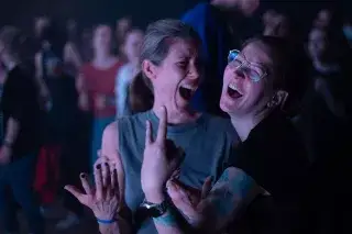Zwei weibliche Isarflux-Fans singen mit Zwei weibliche Isarflux-Fans singen mit