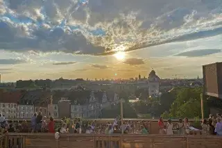 Fat Cat Dachgarten: Ausblick auf München kurz vor Sonnenuntergang