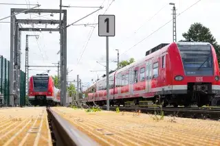 Zwei Züge der Münchner S-Bahn von vorne