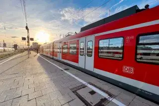 Münchner S-Bahn bei Sonnenschein