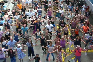 Dutzende Tänzer*innen im Gasteig 