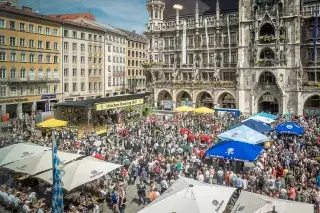 Münchner Brauertag auf dem Marienplatz mit Bühne und Publikum