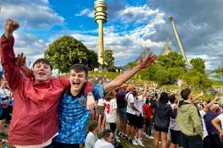 Englische Fans jubeln beim Sieg im Achtelfinale gegen die Slowakei Englische Fans jubeln beim Sieg im Achtelfinale gegen die Slowakei