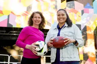 Kathrin "Ka" Lehmann (l) und Nadine Nurasyid am Stadion der Träume am Gasteig in München Kathrin "Ka" Lehmann (l) und Nadine Nurasyid am Stadion der Träume am Gasteig in München