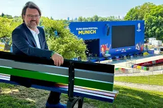 Florian Kraus auf der #hockdiher-Bank Florian Kraus auf der #hockdiher-Bank