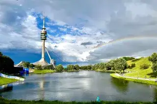 Olympiapark mit Olympiaturm, Fan Zone, Olympiasee und Regenbogen Olympiapark mit Olympiaturm, Fan Zone, Olympiasee und Regenbogen