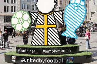 Spectacular-Skulptur auf dem Marienplatz in München Spectacular-Skulptur auf dem Marienplatz in München