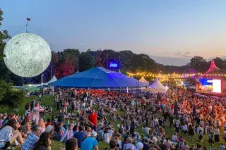 Abendliches Tollwood-Sommerfestival mit Mond von Luke Jerram