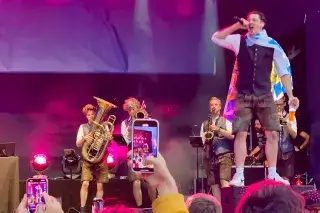 Schlager-Rap von Tream auf der Bühne der Fan Zone München Schlager-Rap von Tream auf der Bühne der Fan Zone München