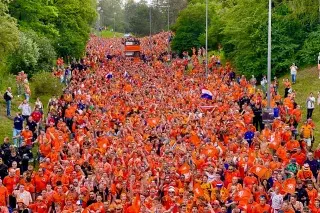 Tausende niederländische Fans beim Fan Walk in München zur Fußball-EM