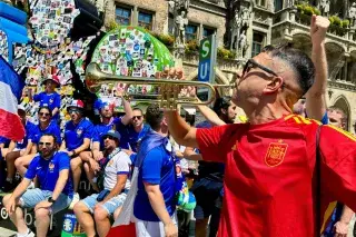 Französische und spanische Fans am Spectacular am Marienplatz Französische und spanische Fans am Spectacular am Marienplatz