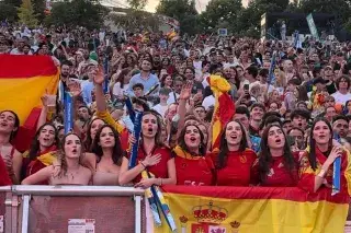 Spanische Fans beim Public Viewing des EM-Finals in der Fan Zone Spanische Fans beim Public Viewing des EM-Finals in der Fan Zone