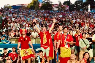 Spanische Fans jubeln beim EM-Halbfinale in der Fan Zone Spanische Fans jubeln beim EM-Halbfinale in der Fan Zone