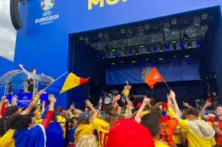 Rumänen und Niederländer feiern in der Fan Zone Rumänen und Niederländer feiern in der Fan Zone