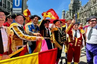 Spanische Fans auf dem Marienplatz Spanische Fans auf dem Marienplatz
