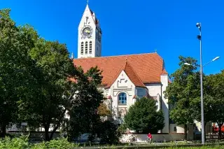 Erlöserkirche München-Schwabing, Außenansicht im Sommer