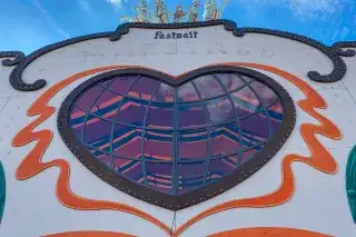 Herzfenster am Marstall