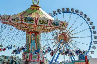 Karussell und Riesenrad auf der Wiesn