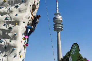 Kletterwand beim Münchner Outdoorsportfestival