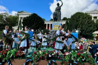 Die Jugendgruppe des Trachtenvereins Prien am Chiemsee beim Platzkonzert 2024