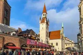 Altes Rathaus mit Blick vom Viktualienmarkt in der Wintersonne