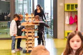 Kinder spielen in der Grund- und Mittelschule  an der Rockefellerstraße
