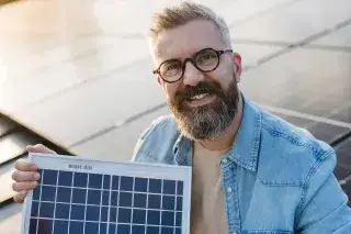 Mann mit PV-Modul