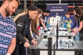 Großes Wir-alle-sind-Champions-Tischfußballturnier
