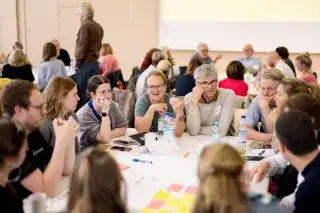 Hearing Ganztag World Cafe Stadträt*innen beim Austausch im World Café beim Hearing zum Thema Ganztag