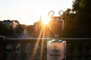 Champions League Pokal am Friedensengel Champions League Pokal am Friedensengel