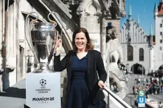 Bürgermeisterin Dietl empfängt CL-Pokal im Rahmen der Trophy Experience Bürgermeisterin Dietl empfängt CL-Pokal im Rahmen der Trophy Experience