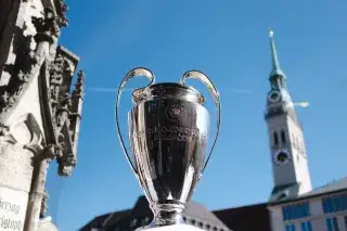 Der Champions-League-Pokal auf dem Rathausbalkon Der Champions-League-Pokal auf dem Rathausbalkon