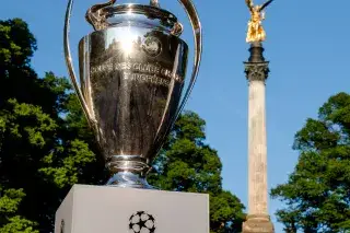 Der Champions-League-Pokal am Friedensengel Der Champions-League-Pokal am Friedensengel