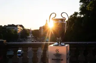 Der Champions-League-Pokal am Friedensengel Der Champions-League-Pokal am Friedensengel