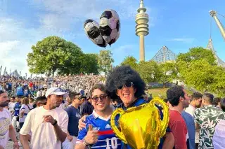 Zwei französische Fans feiern beim Champions Festival im Olympiapark