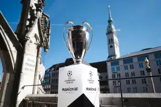 Champions League Pokal auf dem Rathausbalkon