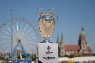 Champions League Pokal vor dem Riesenrad auf der Wiesn Champions League Pokal vor dem Riesenrad auf der Wiesn