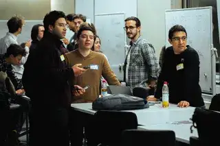 Menschen an einem Tisch