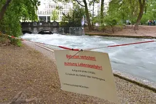 Gesperrte Eisbachwelle
