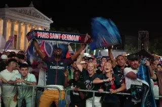 PSG-Fans jubeln am Königsplatz über den Sieg im Champions-League-Finale 2025
