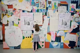 Mädchen vor Wand im Schauburg Labor