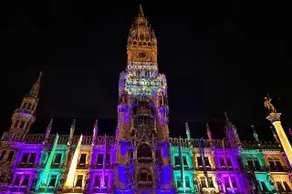 Light Art „Wir alle sind Champions“ am Neuen Rathaus München