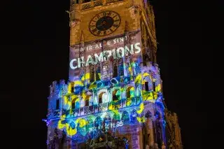 Wir alle sind Champions: Light Art am Rathaus Wir alle sind Champions: Light Art am Rathaus