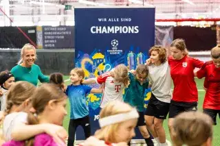 Mädchenfußball: Julia Simic mit Kindern Mädchenfußball: Julia Simic mit Kindern