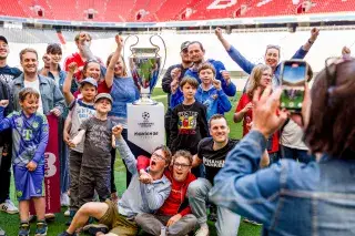 Mutmacher: Treffen mit Trophy in der Allianz Arena Mutmacher: Treffen mit Trophy in der Allianz Arena